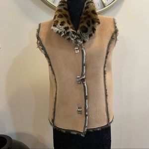 J29_LISA INTERNATIONAL Tan suede with leopard  faux-fur lining.